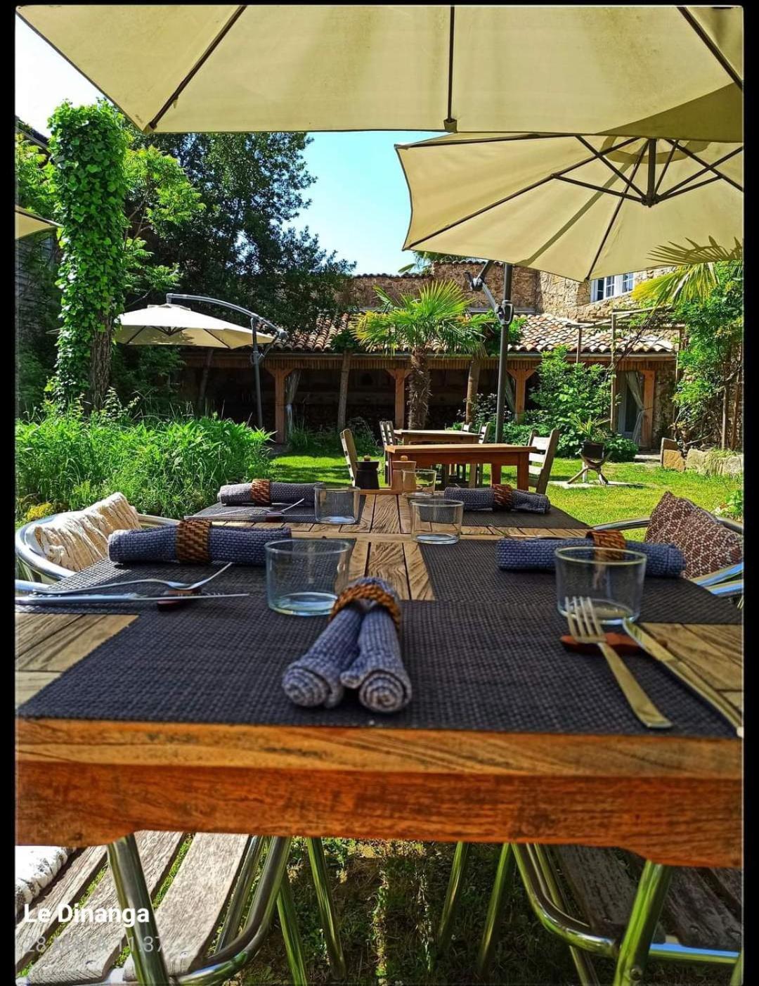Le Dinanga Bed and Breakfast Léran Exteriör bild